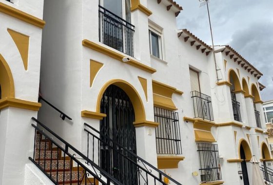 Apartamento / piso - Alquiler a largo plazo - Villamartin -
                Villamartin