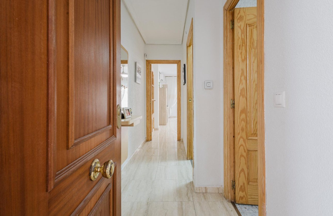 Használt ingatlanok - Apartamento -
Torrevieja - Playa del Acequión