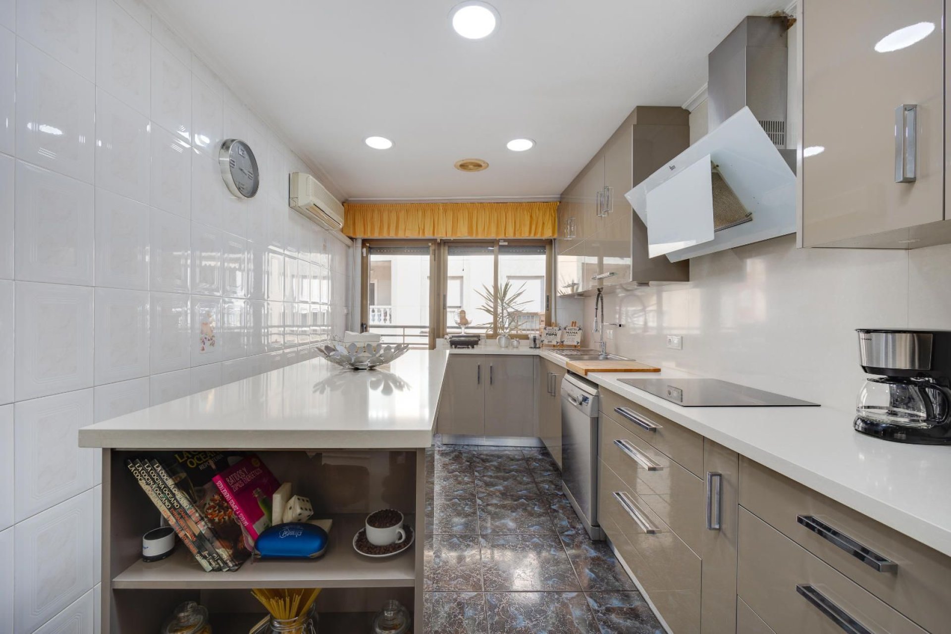 Használt ingatlanok - Apartman / lakás -
Torrevieja - Centro - Muelle Pesquero