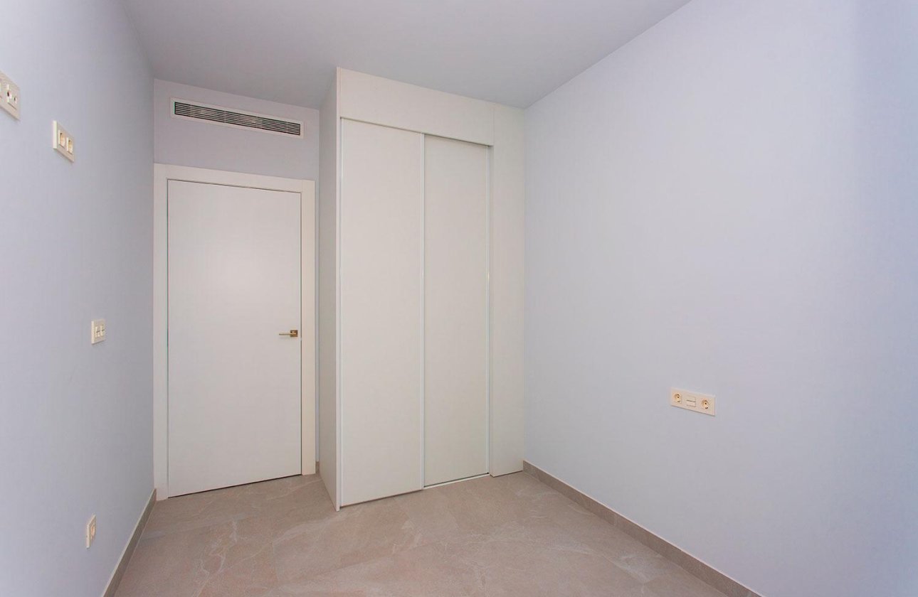 Használt ingatlanok - Apartman / lakás -
Torrevieja - Paseo maritimo