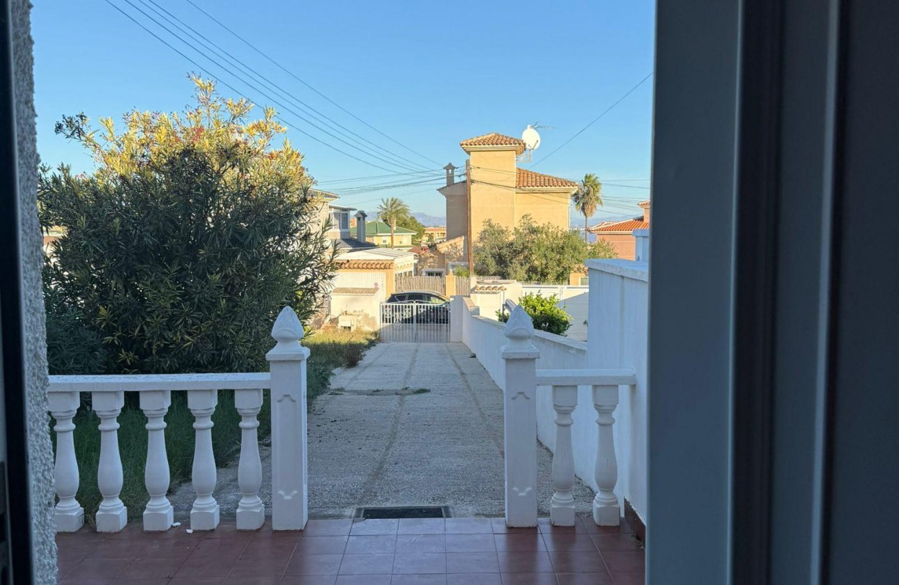Használt ingatlanok - Casa -
Torrevieja - Los Balcones