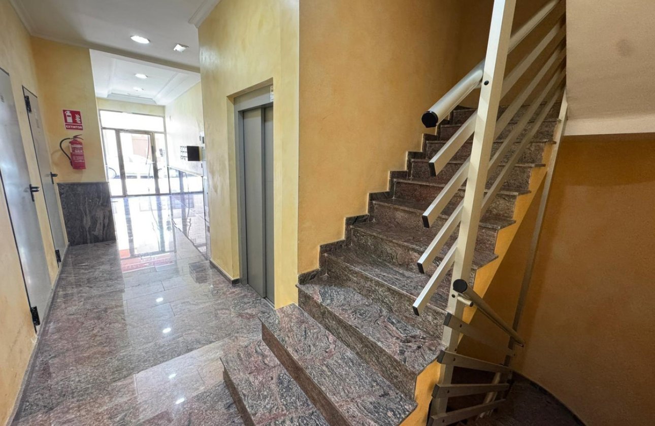 Használt ingatlanok - Garázs -
Torrevieja - Torrevieja Centro