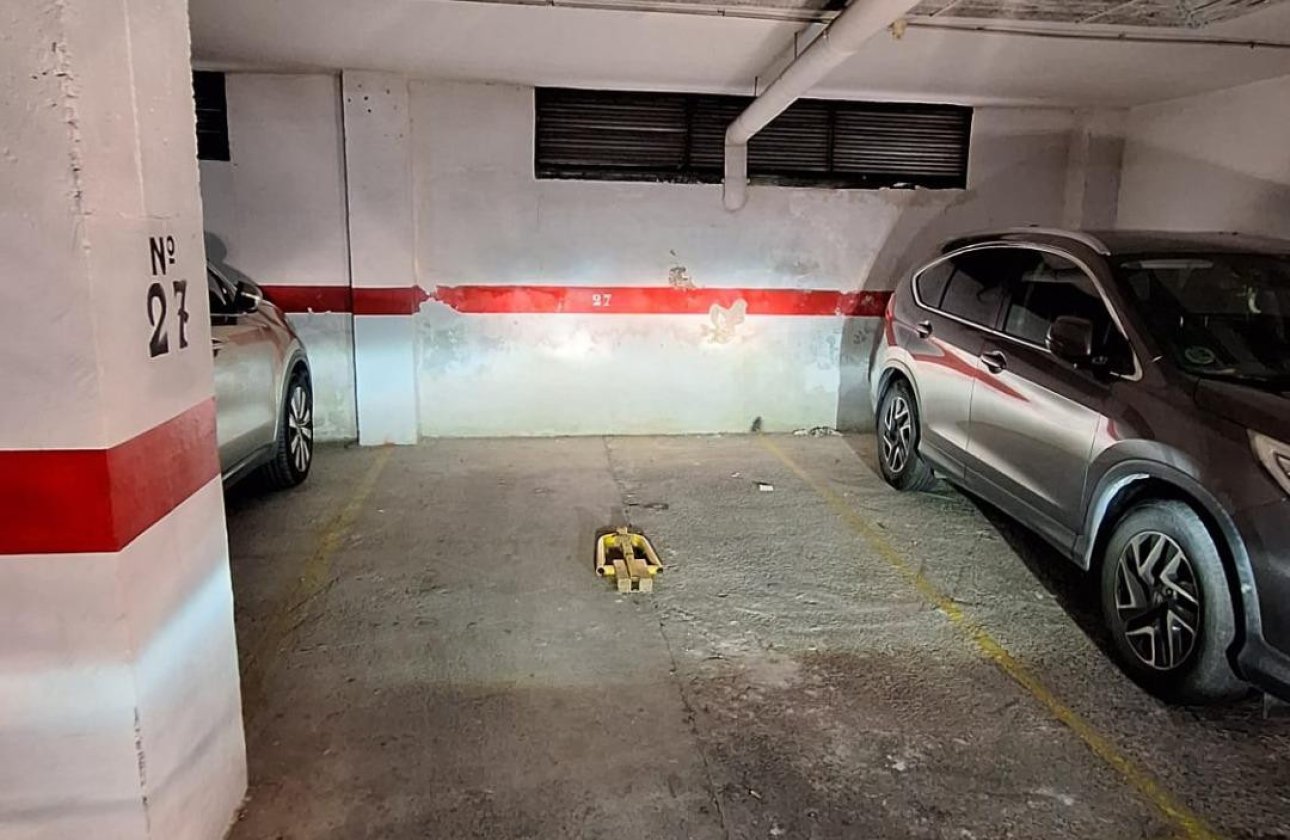 Használt ingatlanok - Garázs -
Torrevieja - Torrevieja Centro