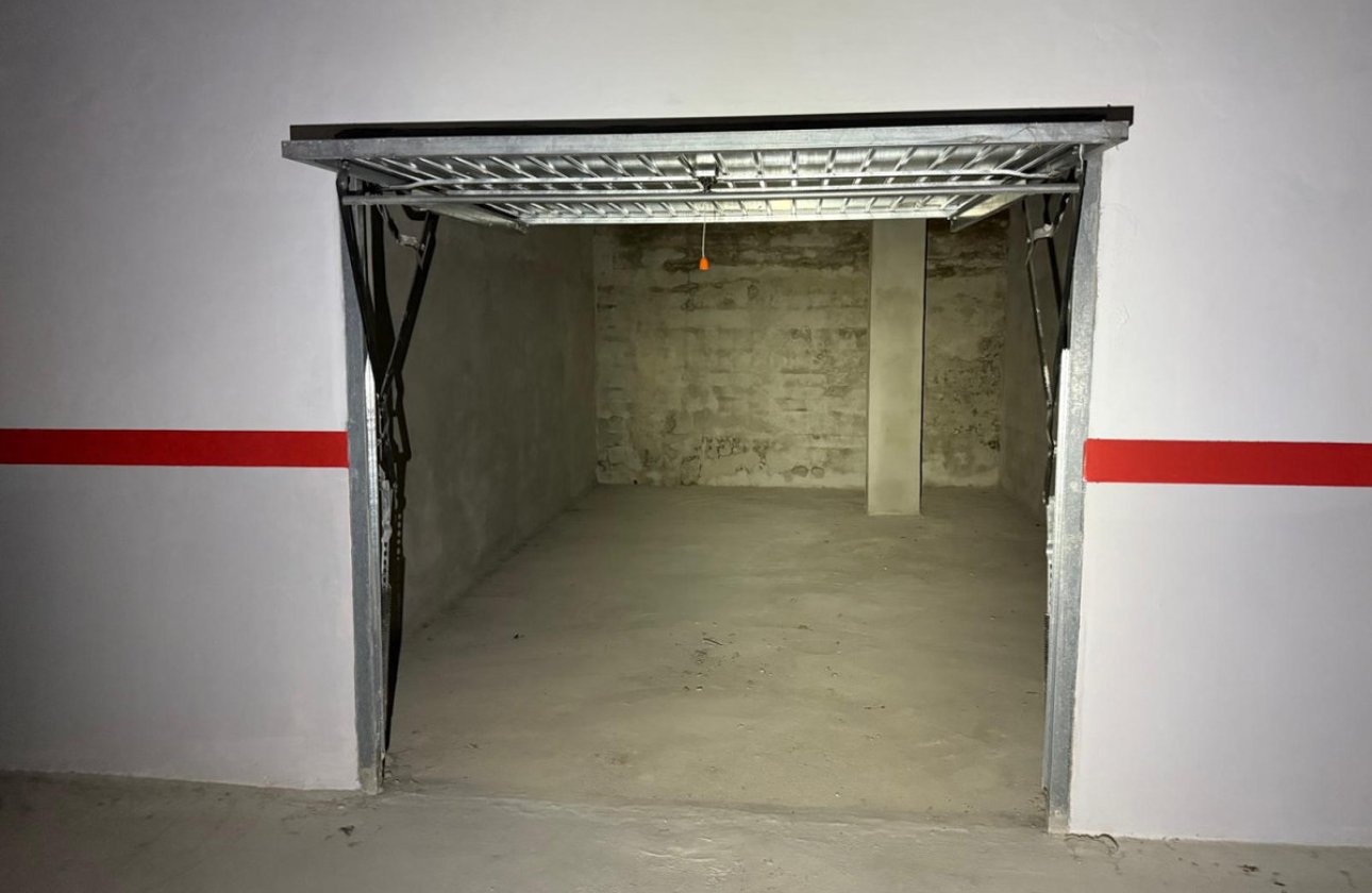 Használt ingatlanok - Garázs -
Torrevieja - Torrevieja Centro