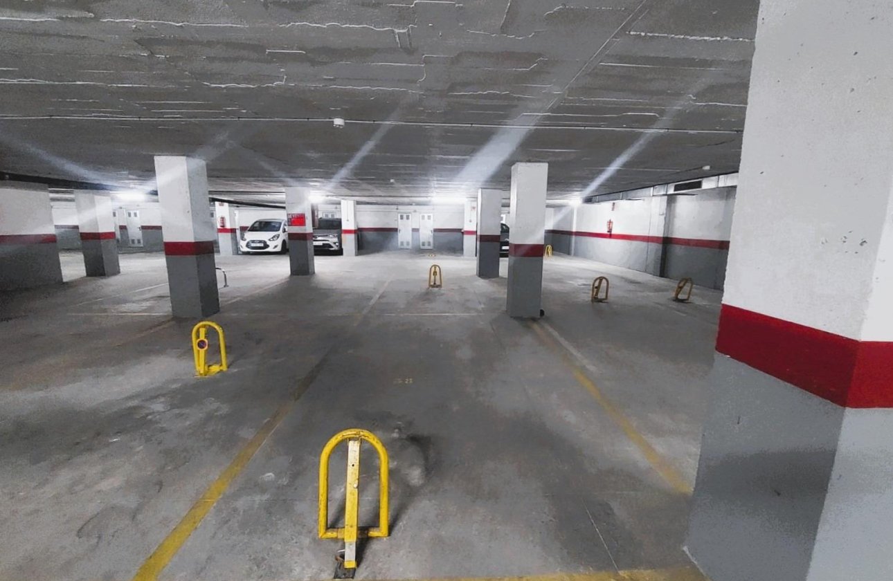 Használt ingatlanok - Parking -
Torrevieja - Playa de los Locos