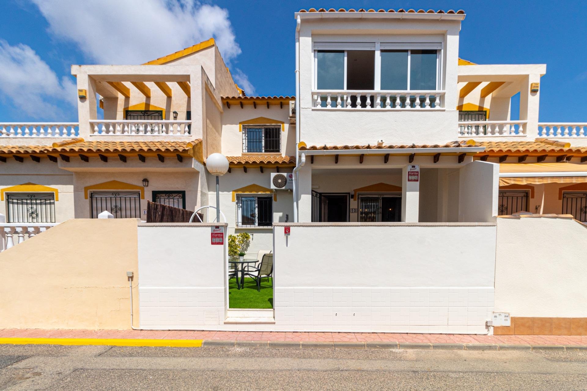 Használt ingatlanok - Terraced house -
Torrevieja - Los altos