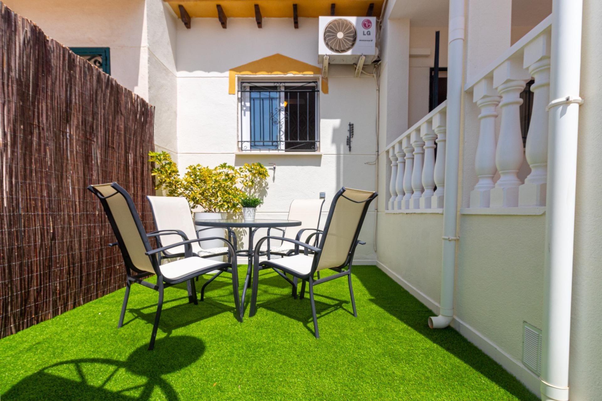 Használt ingatlanok - Terraced house -
Torrevieja - Los altos