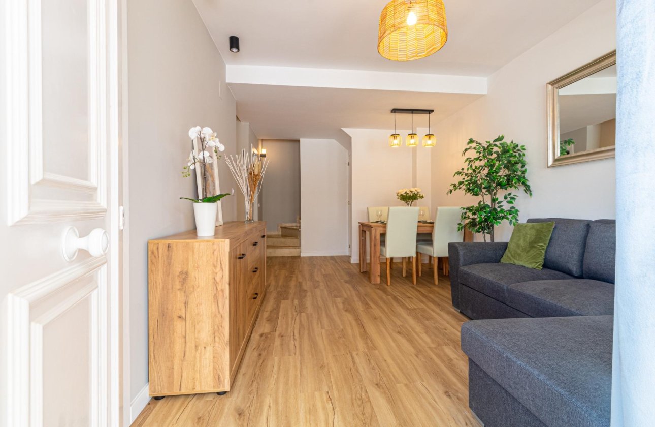 Használt ingatlanok - Terraced house -
Torrevieja - Los altos