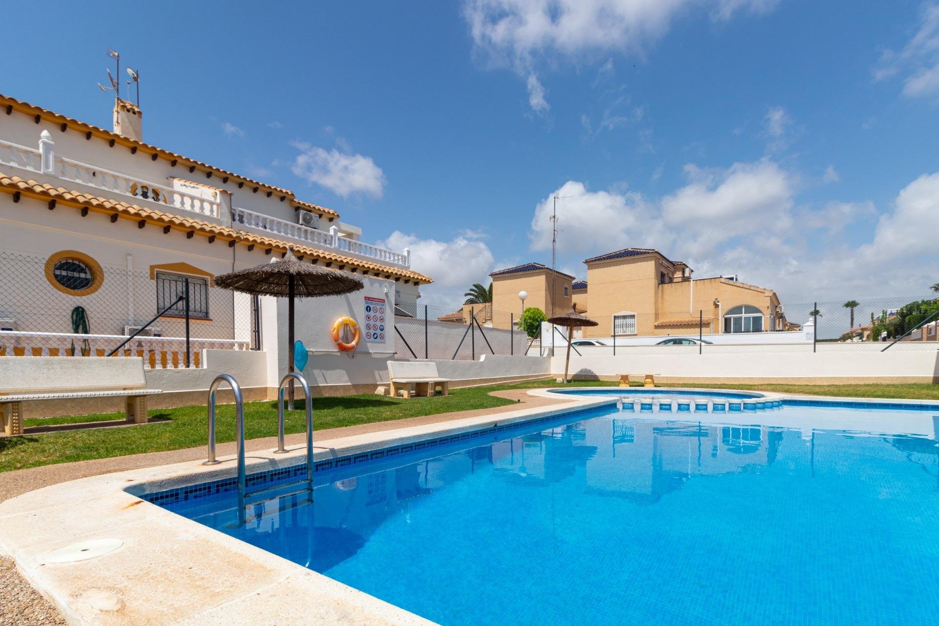 Használt ingatlanok - Terraced house -
Torrevieja - Los altos
