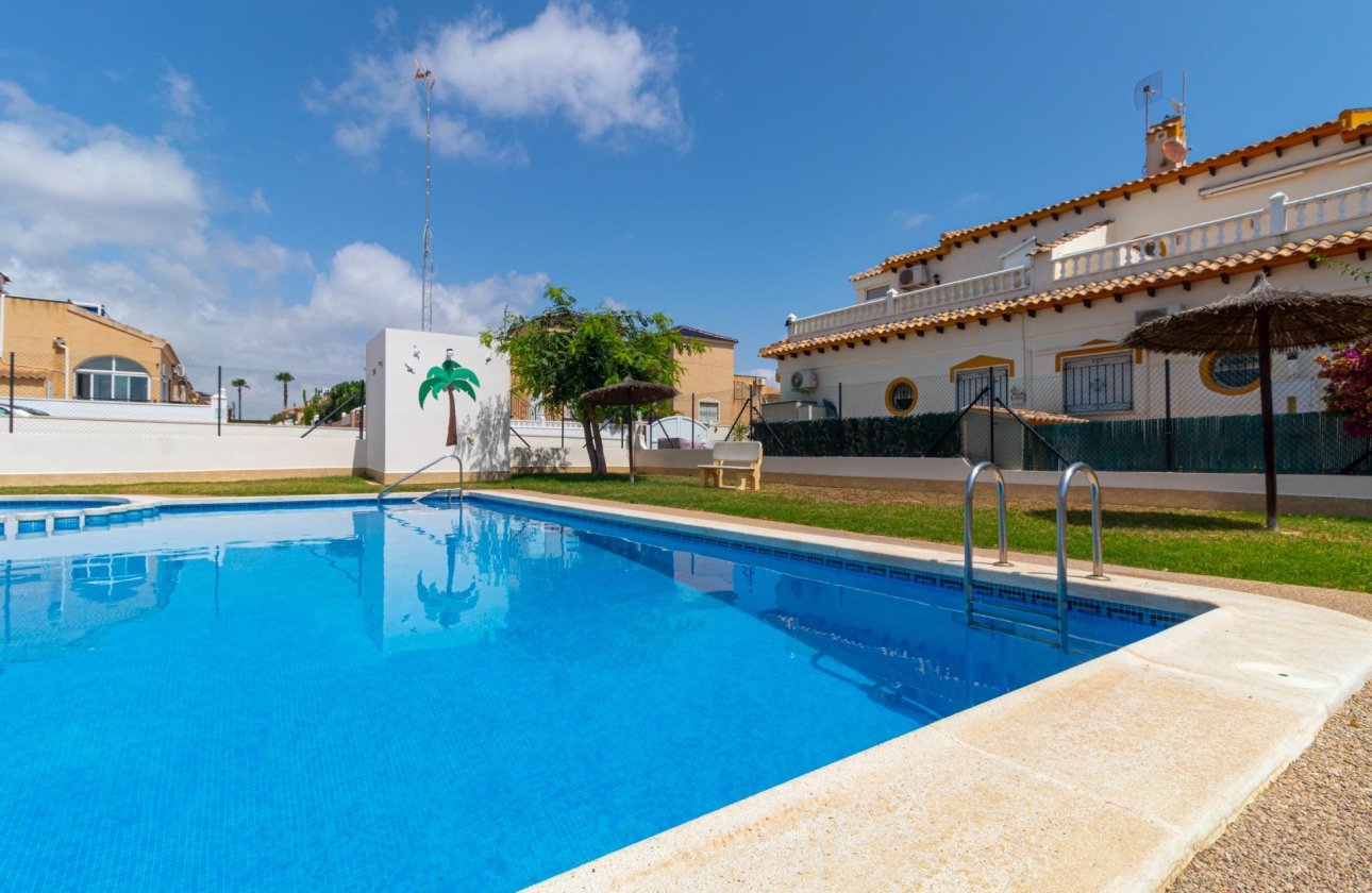 Használt ingatlanok - Terraced house -
Torrevieja - Los altos
