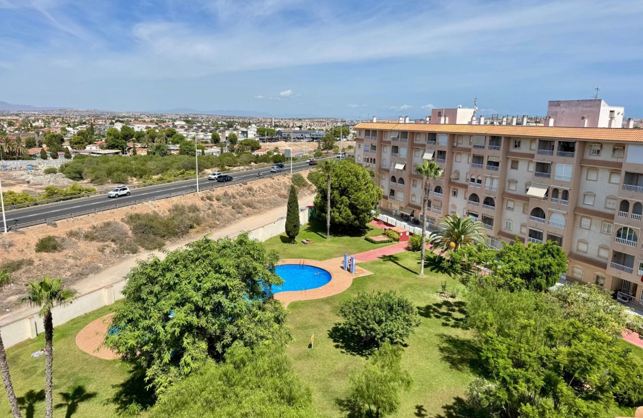 Használt ingatlanok - Tetőtéri lakás -
Torrevieja - Centro