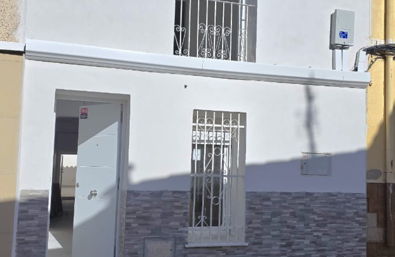 Használt ingatlanok - Town House -
Pinoso - Pinoso Centro