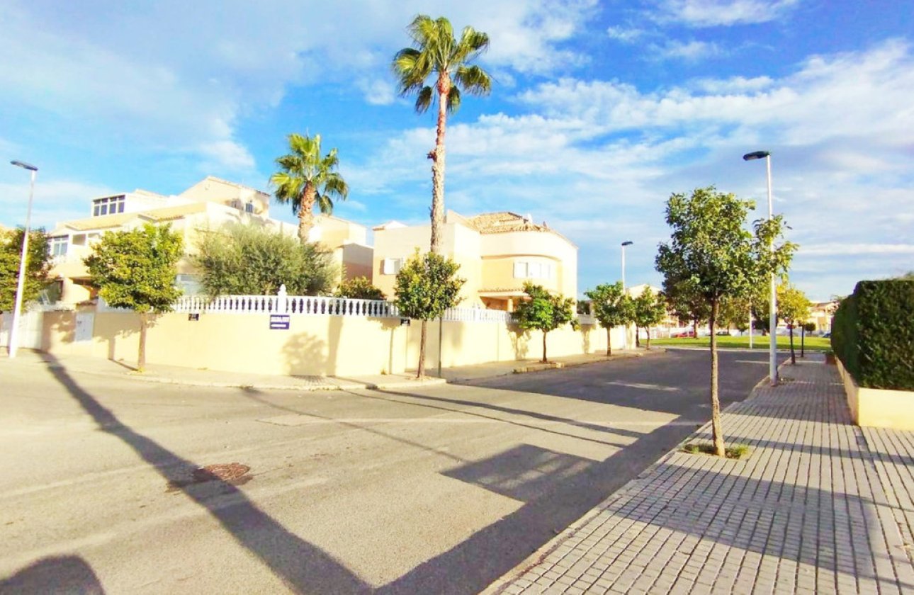 Használt ingatlanok - Villa -
Alicante City - La Torreta