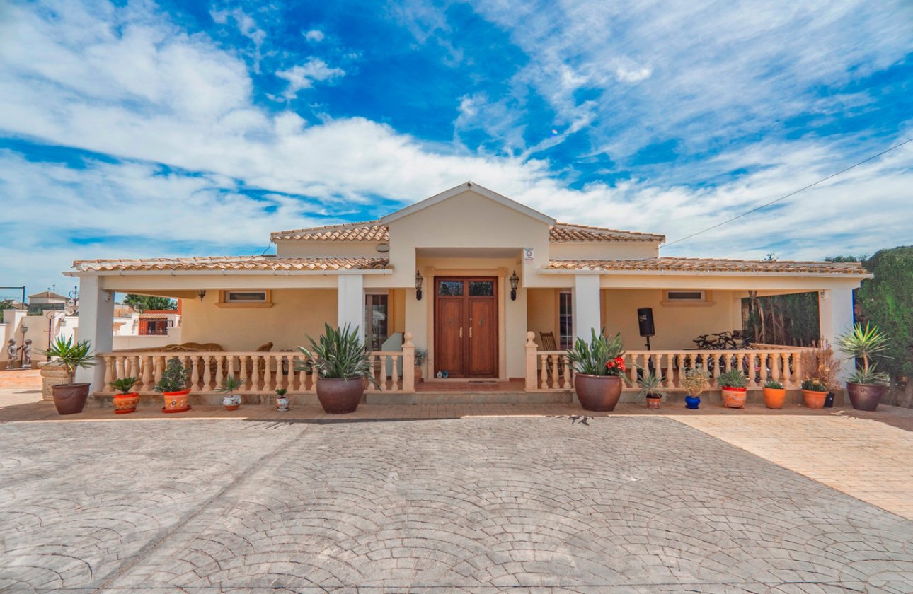 Használt ingatlanok - Villa -
Almoradí - Heredades