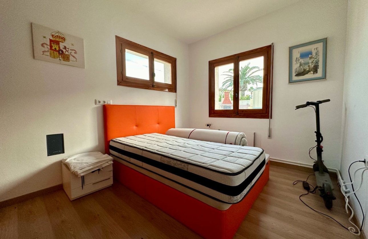 Használt ingatlanok - Villa -
Novelda - Estación