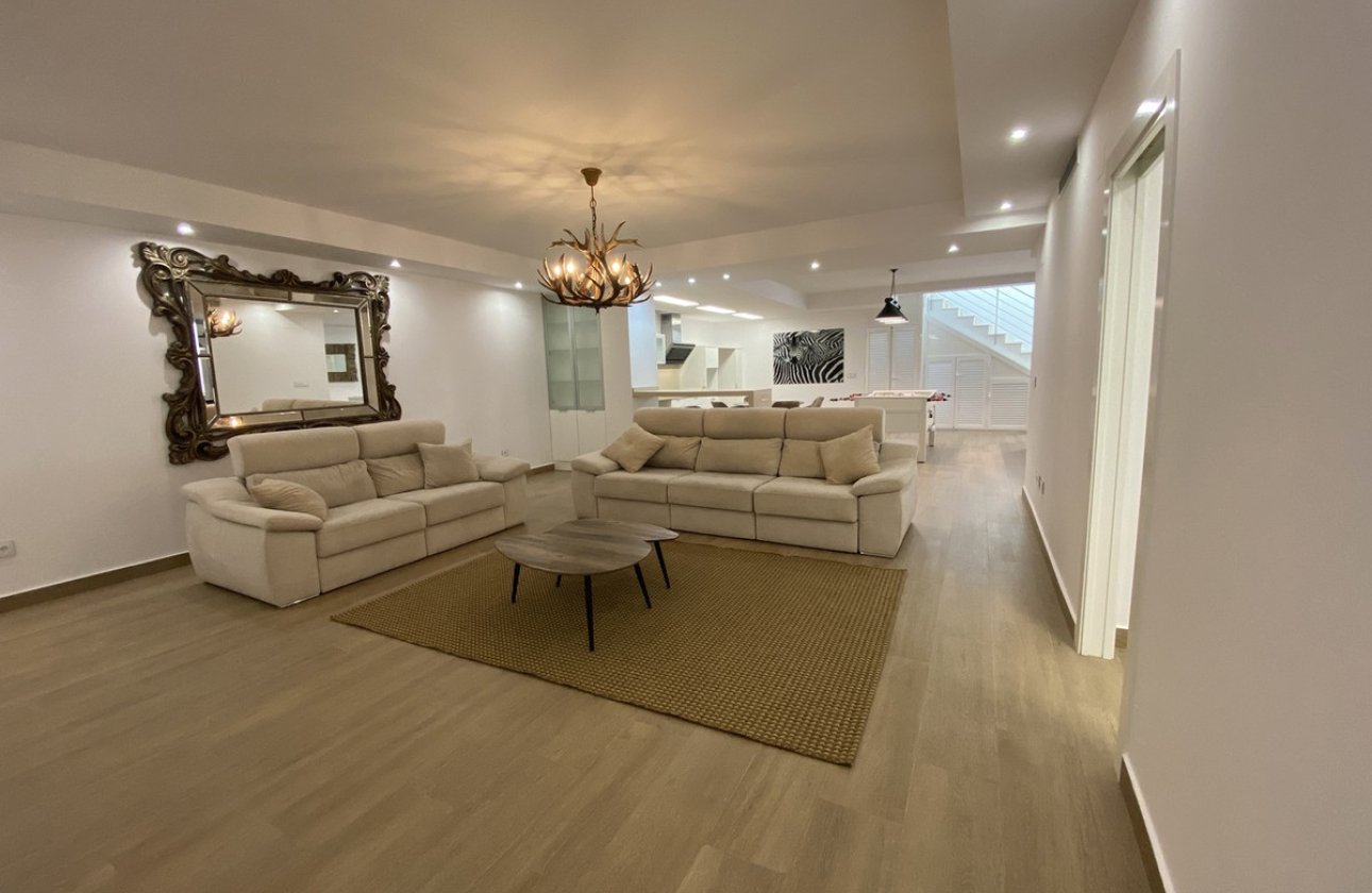 Használt ingatlanok - Villa -
Orihuela - Dehesa de Campoamor