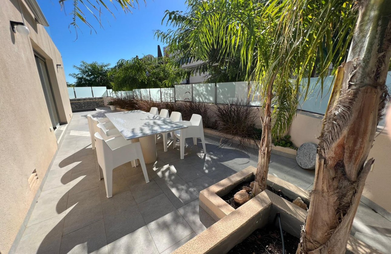 Használt ingatlanok - Villa -
Orihuela - Mil Palmeras