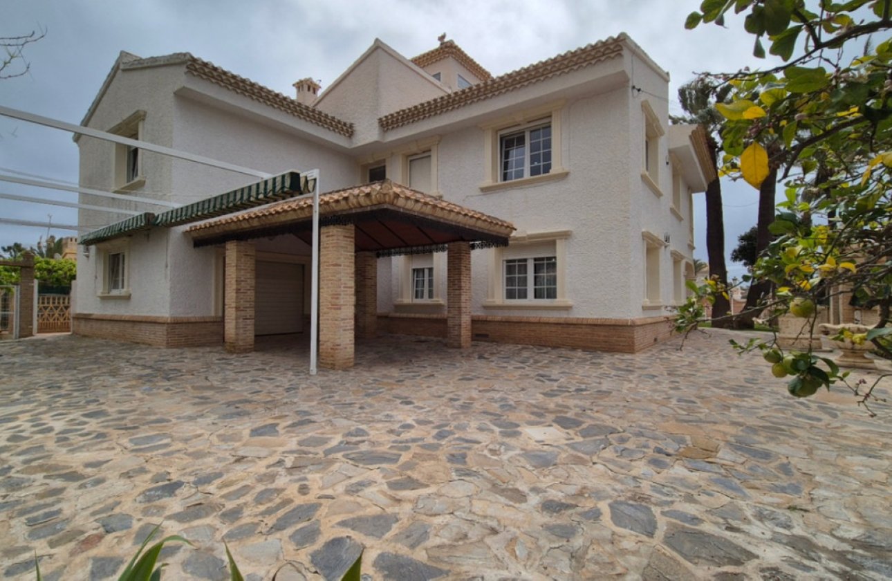 Használt ingatlanok - Villa -
Orihuela - Orihuela Centro