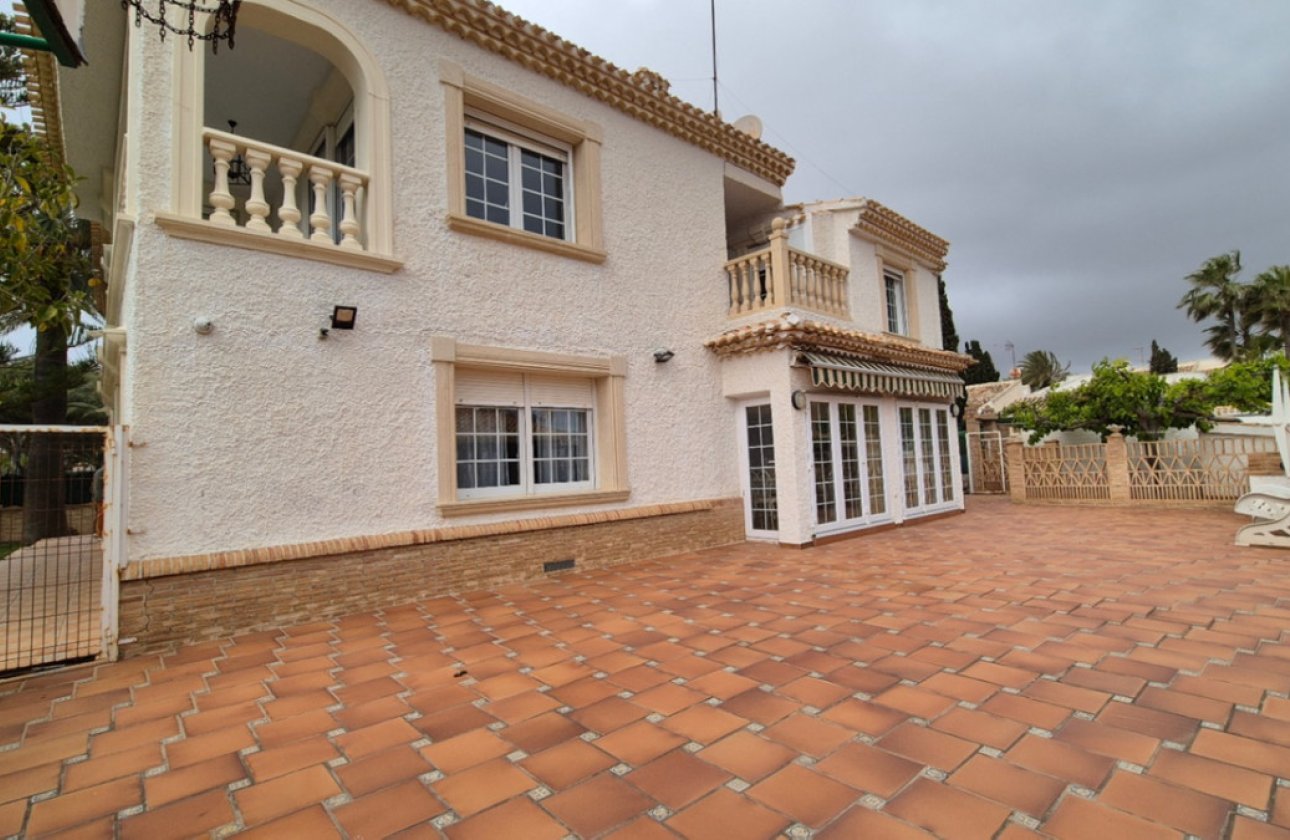 Használt ingatlanok - Villa -
Orihuela - Orihuela Centro