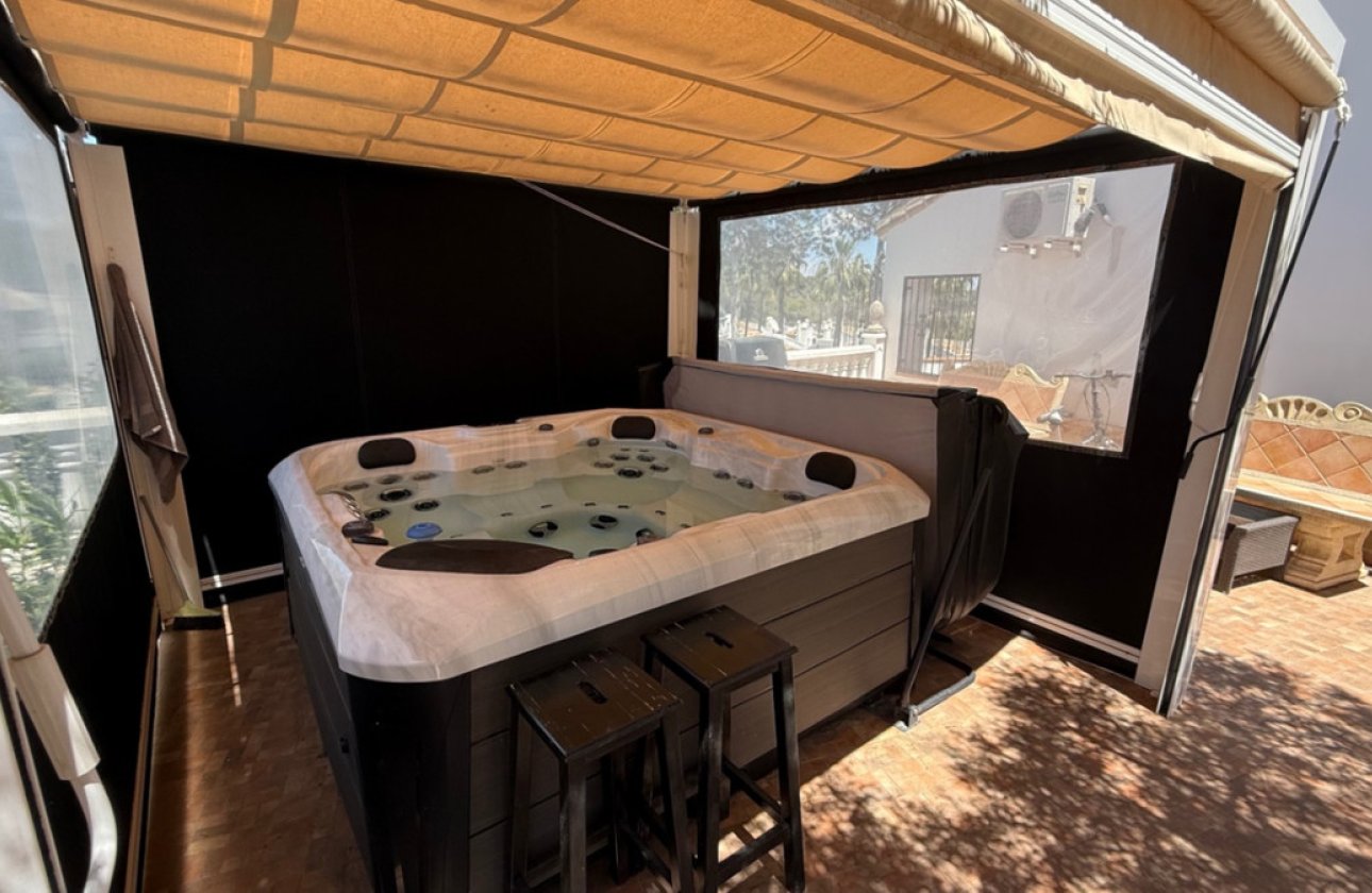 Használt ingatlanok - Villa -
Orihuela - Orihuela Centro