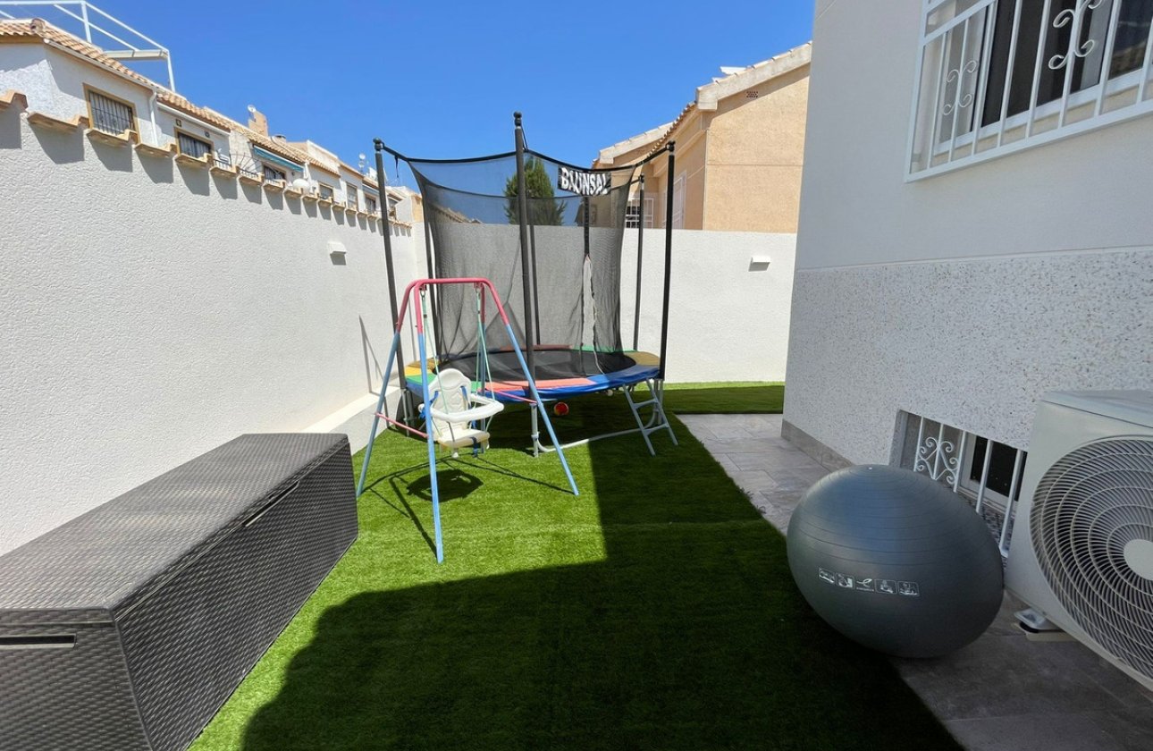 Használt ingatlanok - Villa -
Orihuela - Orihuela Costa