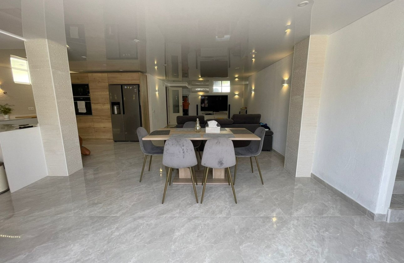 Használt ingatlanok - Villa -
Orihuela - Orihuela Costa