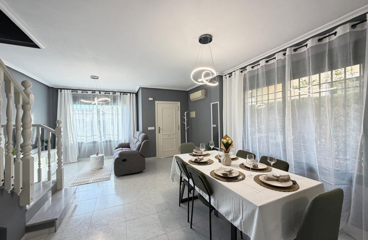 Használt ingatlanok - Villa -
Orihuela - Orihuela Costa