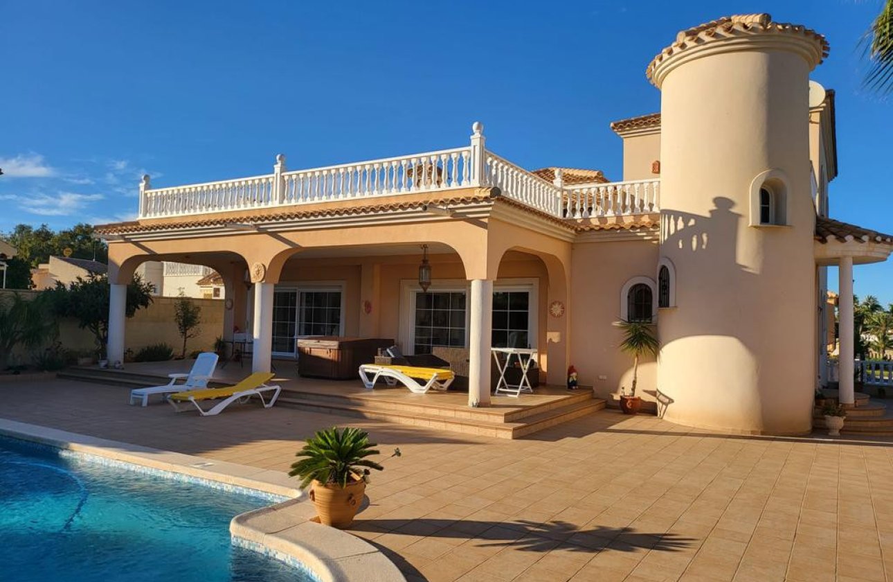 Használt ingatlanok - Villa -
Orihuela - Playa Flamenca