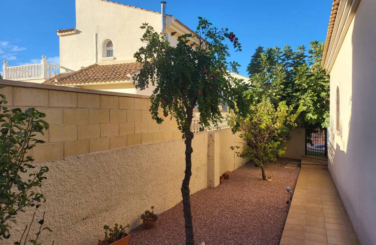 Használt ingatlanok - Villa -
Orihuela - Playa Flamenca