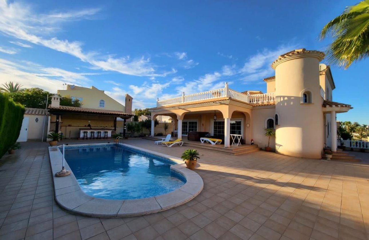 Használt ingatlanok - Villa -
Orihuela - Playa Flamenca
