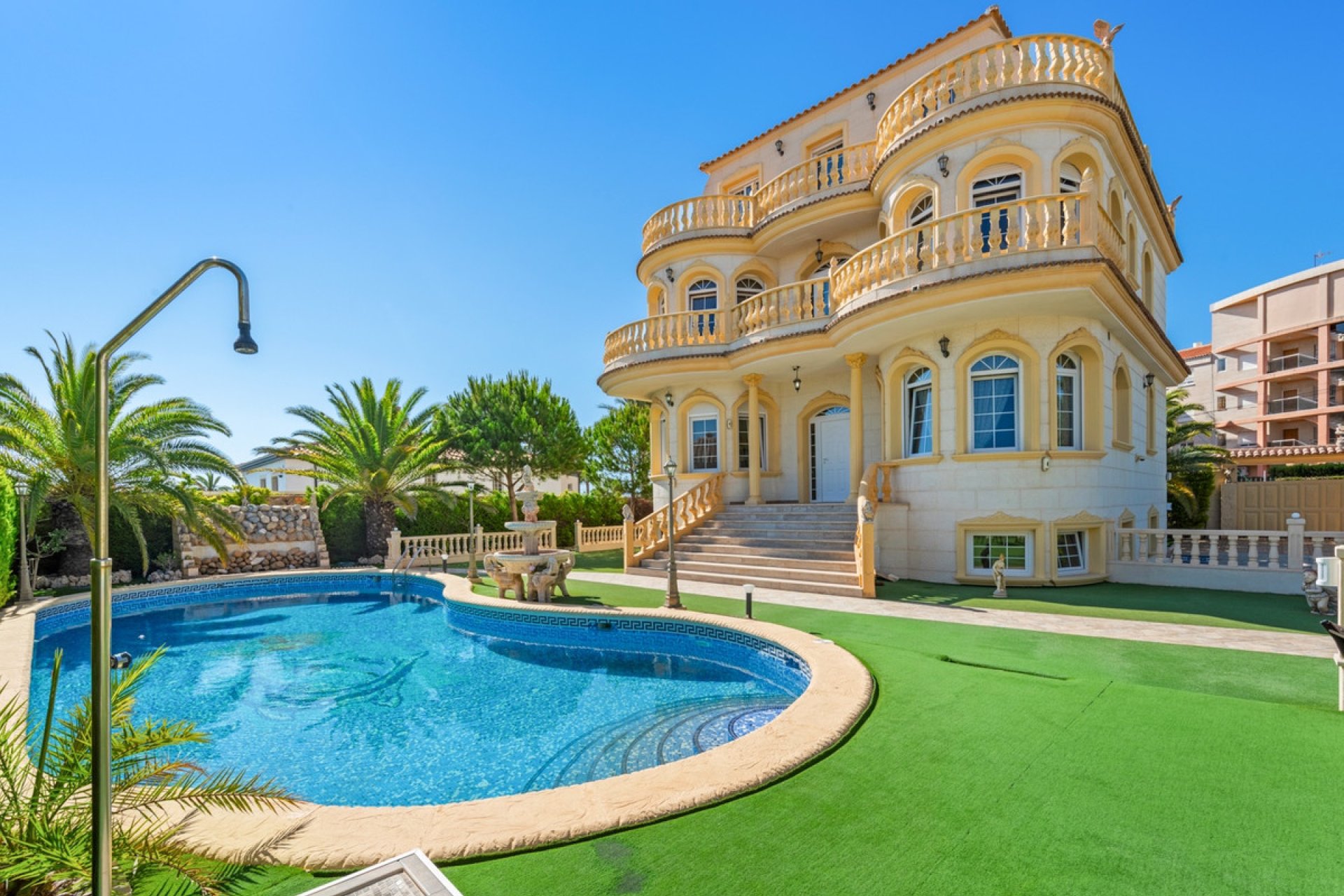 Használt ingatlanok - Villa -
Orihuela - Playa Flamenca