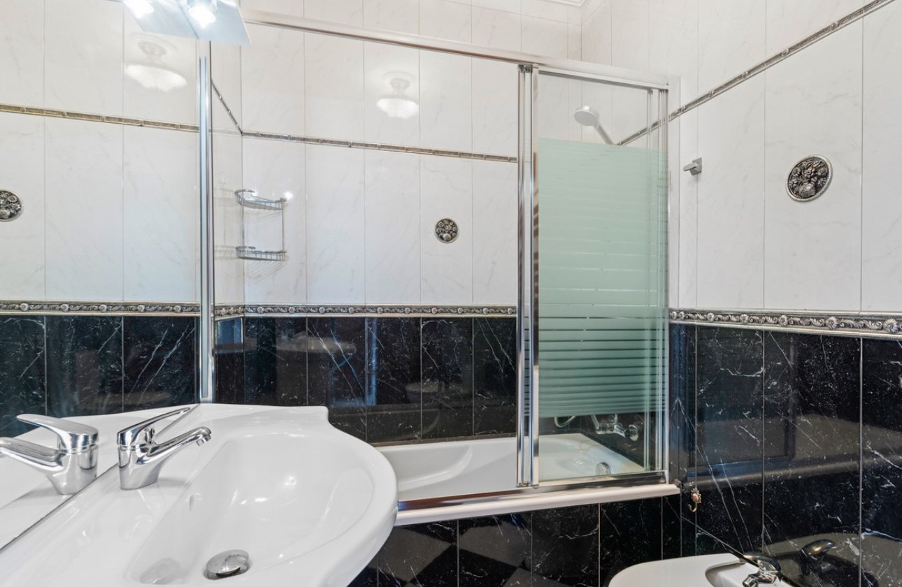 Használt ingatlanok - Villa -
Orihuela - Playa Flamenca