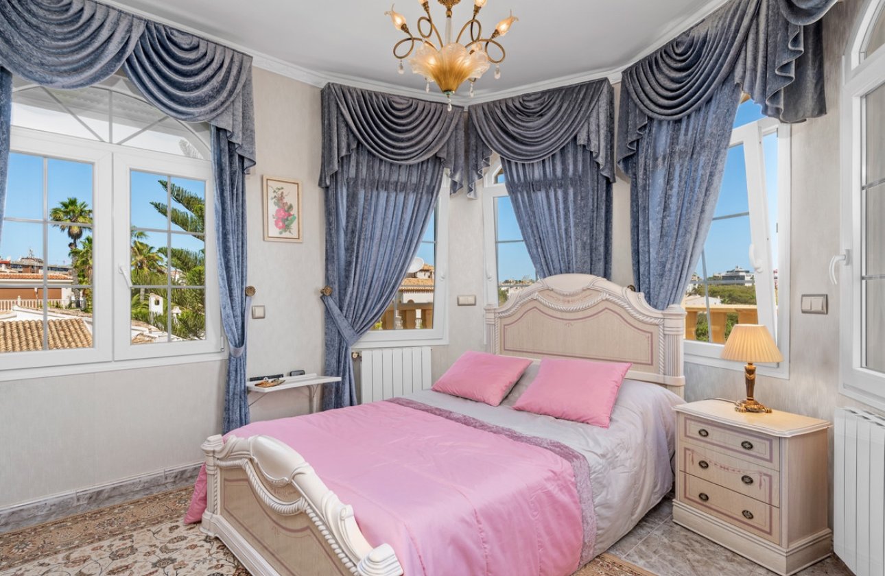 Használt ingatlanok - Villa -
Orihuela - Playa Flamenca