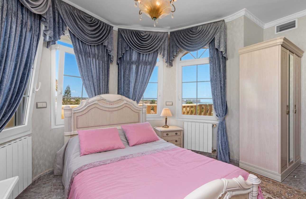 Használt ingatlanok - Villa -
Orihuela - Playa Flamenca