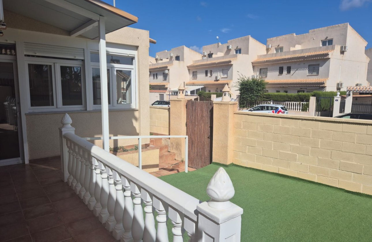 Használt ingatlanok - Villa -
Orihuela - Playa Flamenca