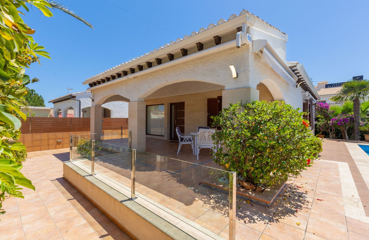 Használt ingatlanok - Villa -
Orihuela - Punta Prima
