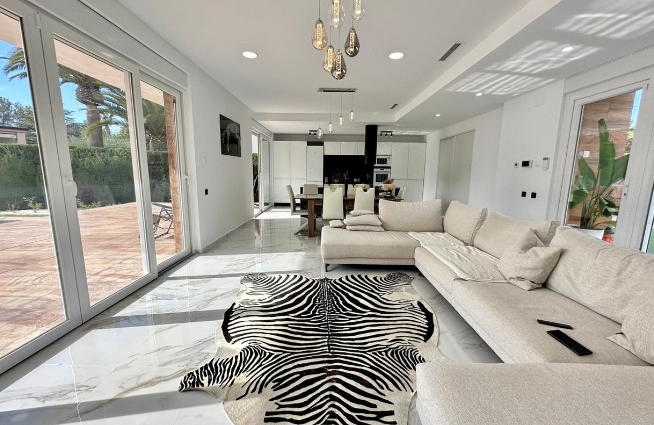 Használt ingatlanok - Villa -
Petrel - Petrer