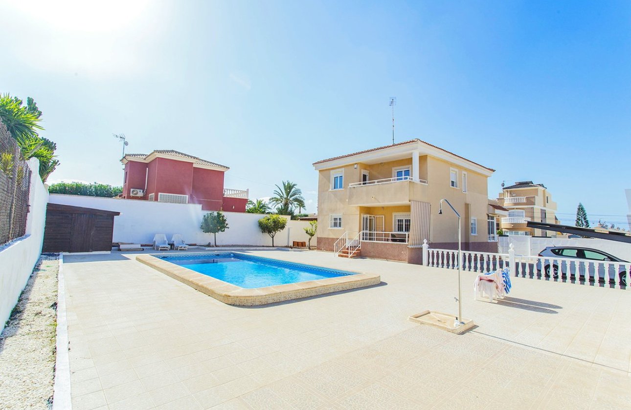 Használt ingatlanok - Villa -
Torrevieja - Aguas Nuevas