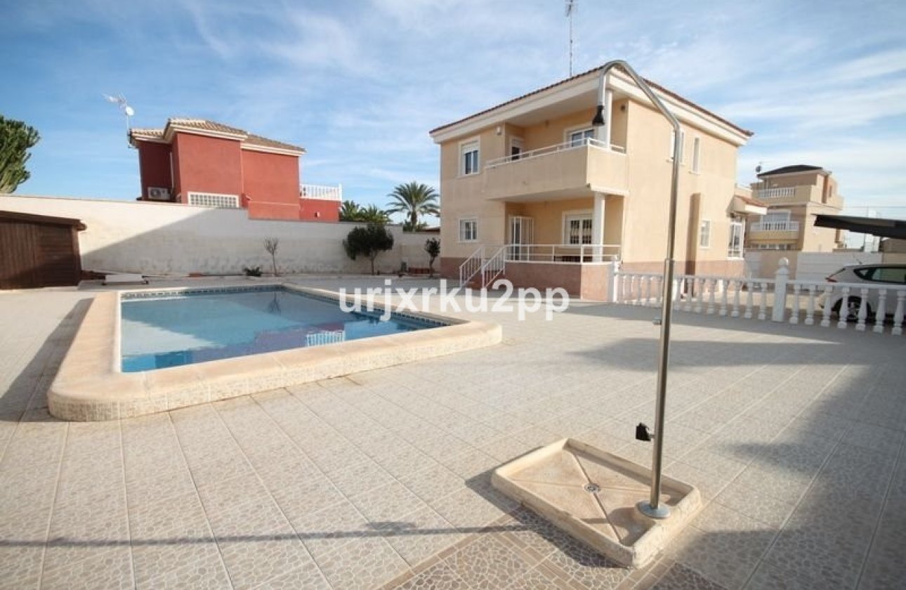 Használt ingatlanok - Villa -
Torrevieja - Aguas Nuevas