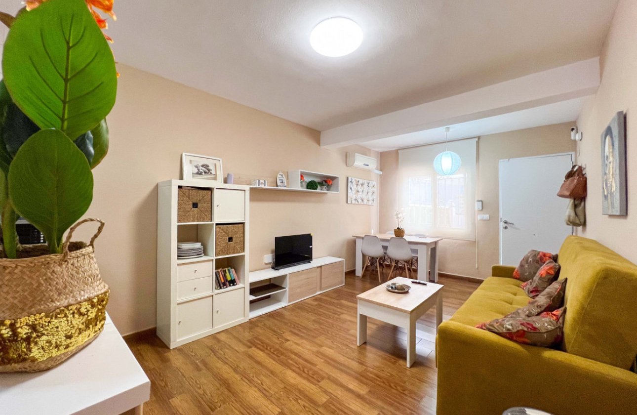 Használt ingatlanok - Villa -
Torrevieja - La Mata