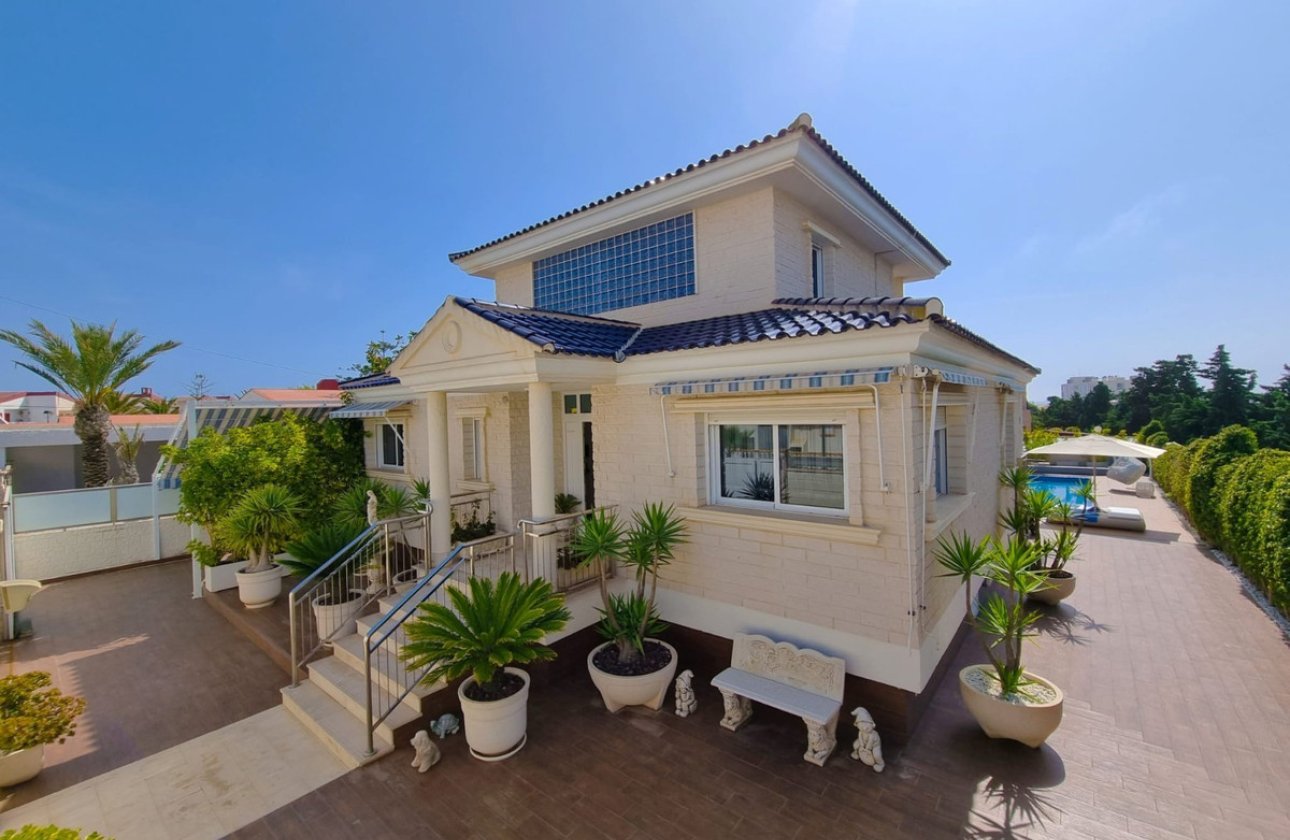 Használt ingatlanok - Villa -
Torrevieja - La Mata