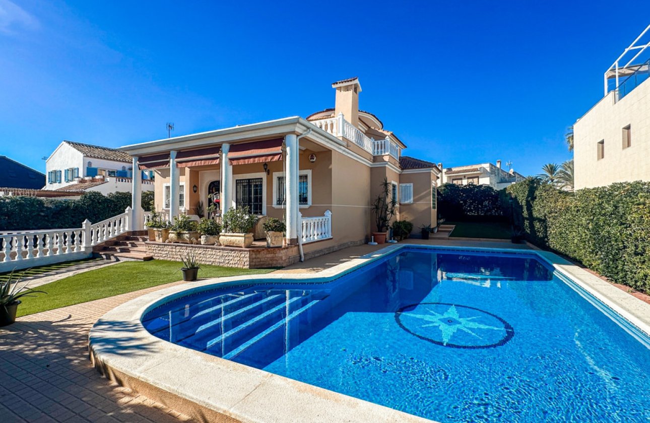 Használt ingatlanok - Villa -
Torrevieja - La Mata