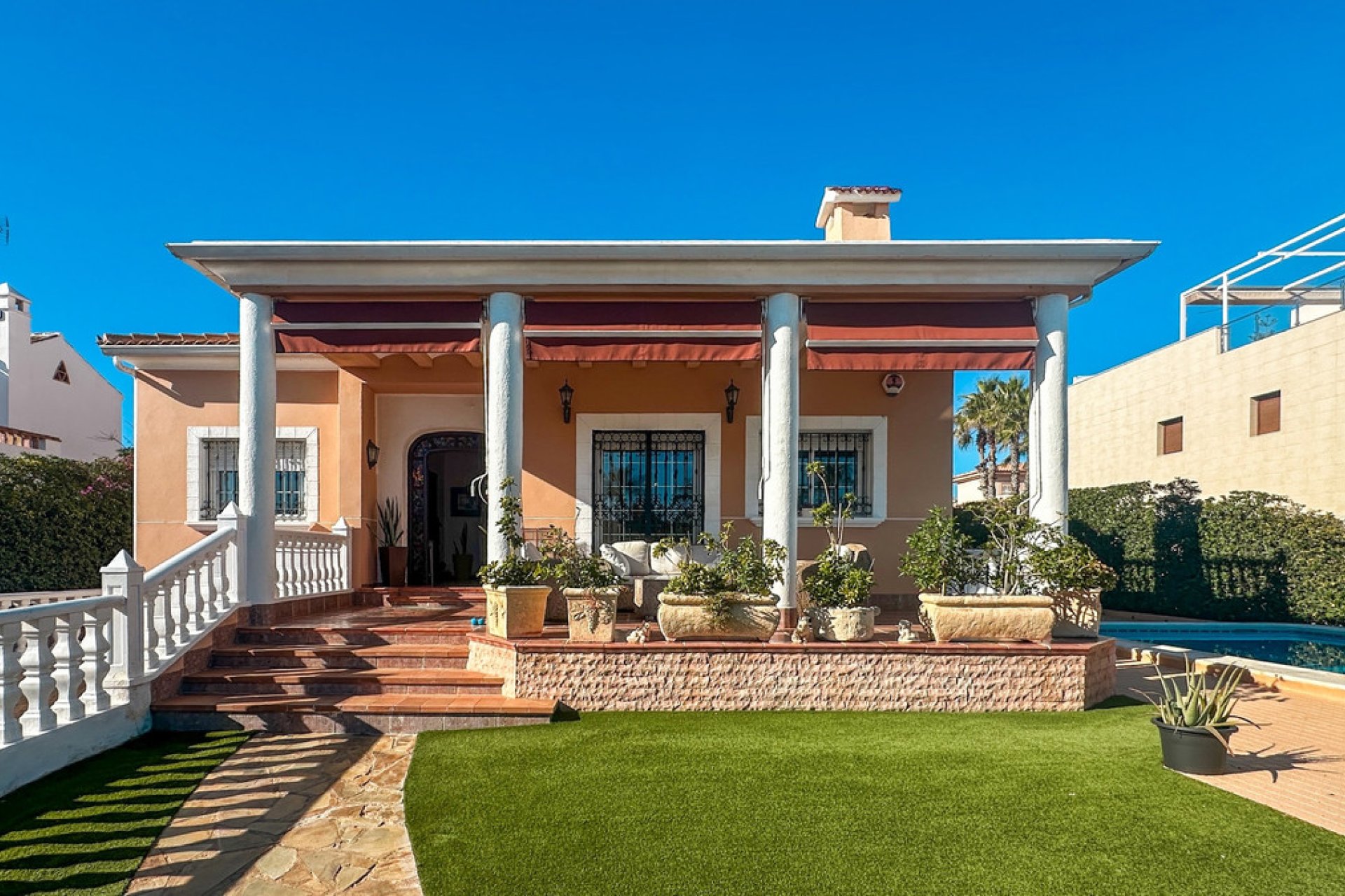 Használt ingatlanok - Villa -
Torrevieja - La Mata