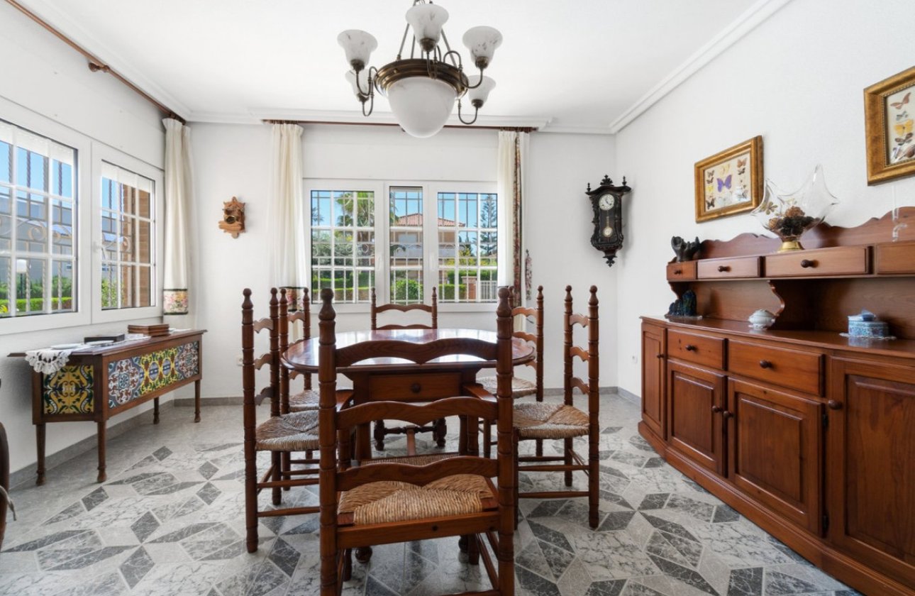 Használt ingatlanok - Villa -
Torrevieja - La Veleta