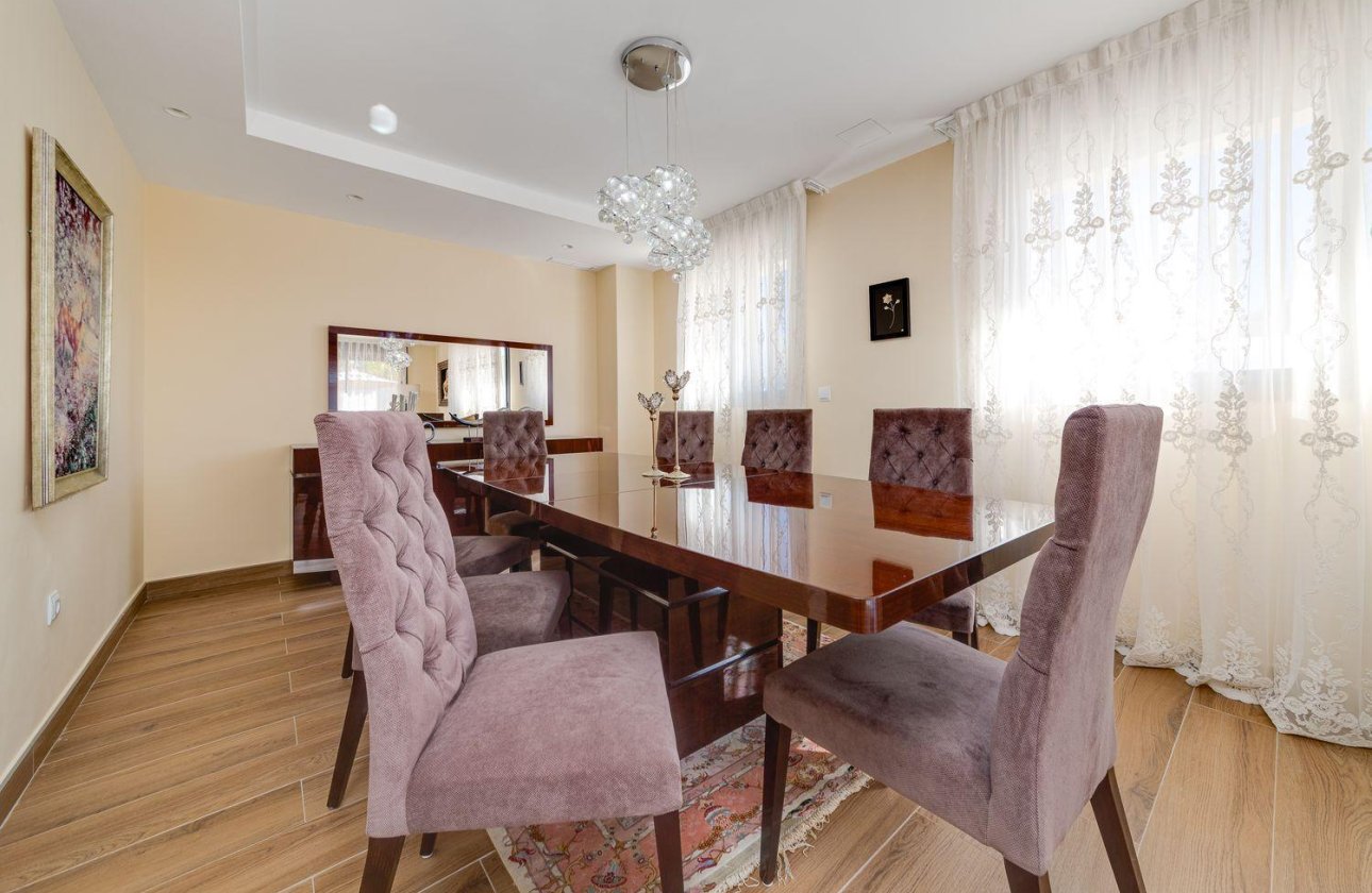 Használt ingatlanok - Villa -
Torrevieja - Los Balcones