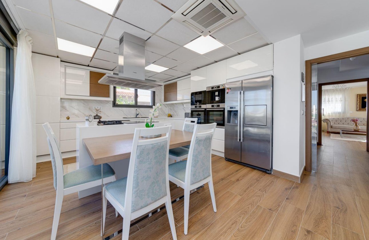 Használt ingatlanok - Villa -
Torrevieja - Los Balcones