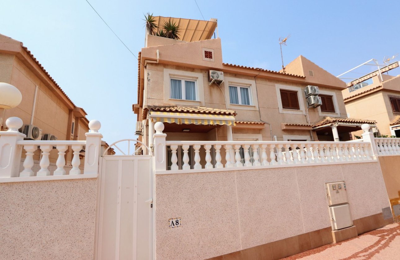 Használt ingatlanok - Villa -
Torrevieja - Torrevieja Centro