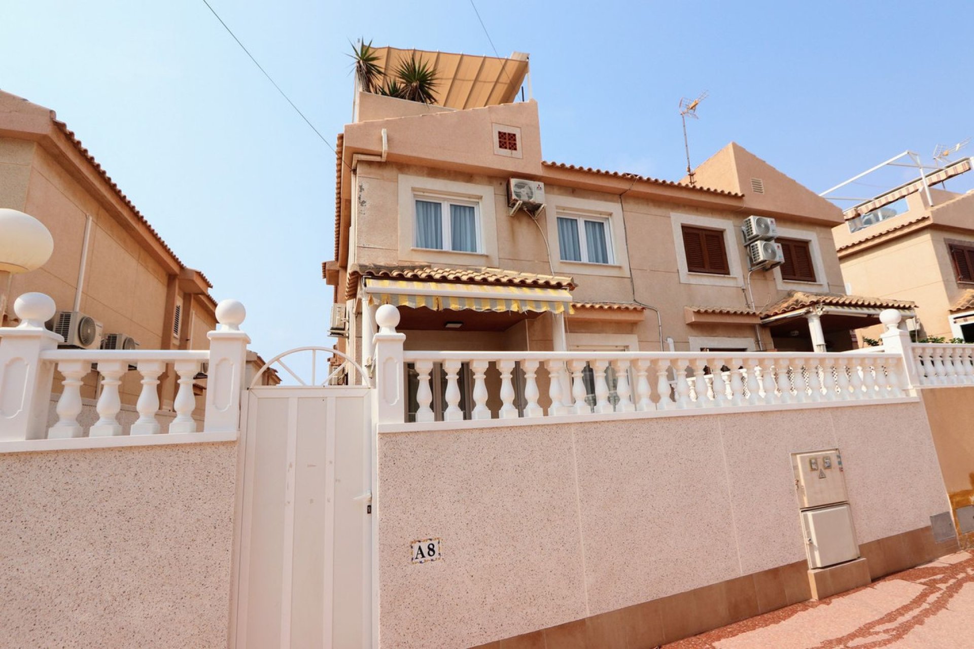 Használt ingatlanok - Villa -
Torrevieja - Torrevieja Centro