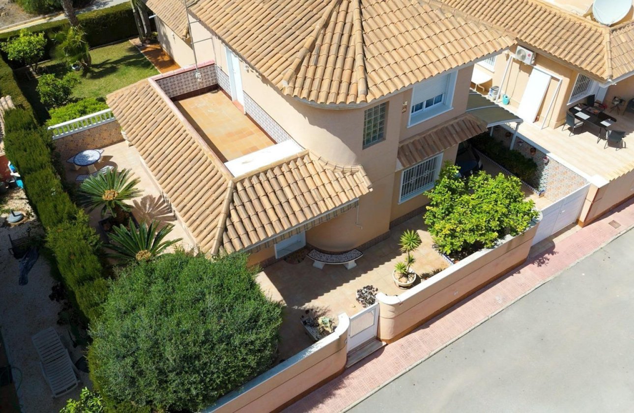 Használt ingatlanok - Villa -
Torrevieja - Torrevieja Centro