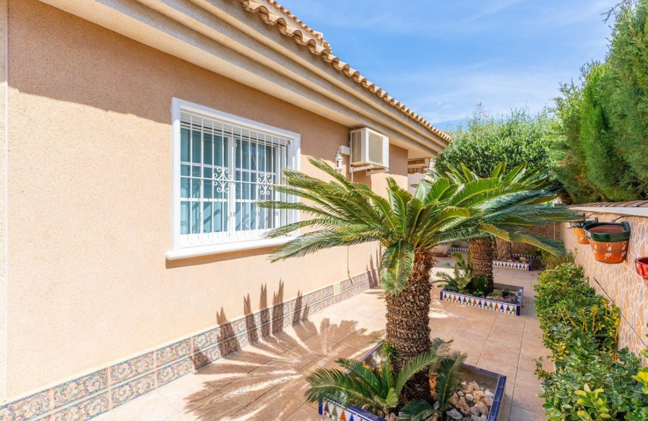 Használt ingatlanok - Villa -
Torrevieja - Torrevieja Centro